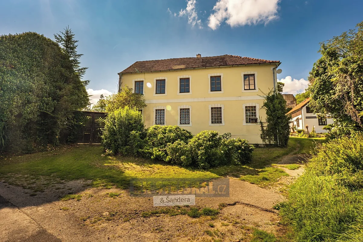 Prodej rodinného domu 430 m², pozemek 57892 m²